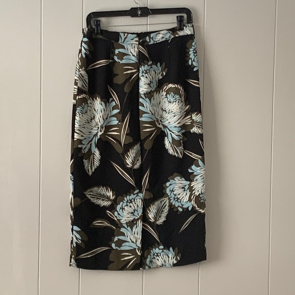 Beautiful Flower Print Skirt - Picture 2 of 2